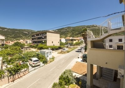 vila katina komiža, pogled na cestu