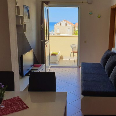 apartman roza, pogled na blagovaonicu, dnevni boravak i terasu