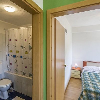 apartman zuti, pogled na wc i sobu