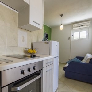 apartman zuti, pogled na dnevni boravak i kuhinju