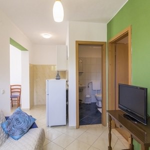 apartman zuti, pogled na wc, dnevni boravak i kuhinju